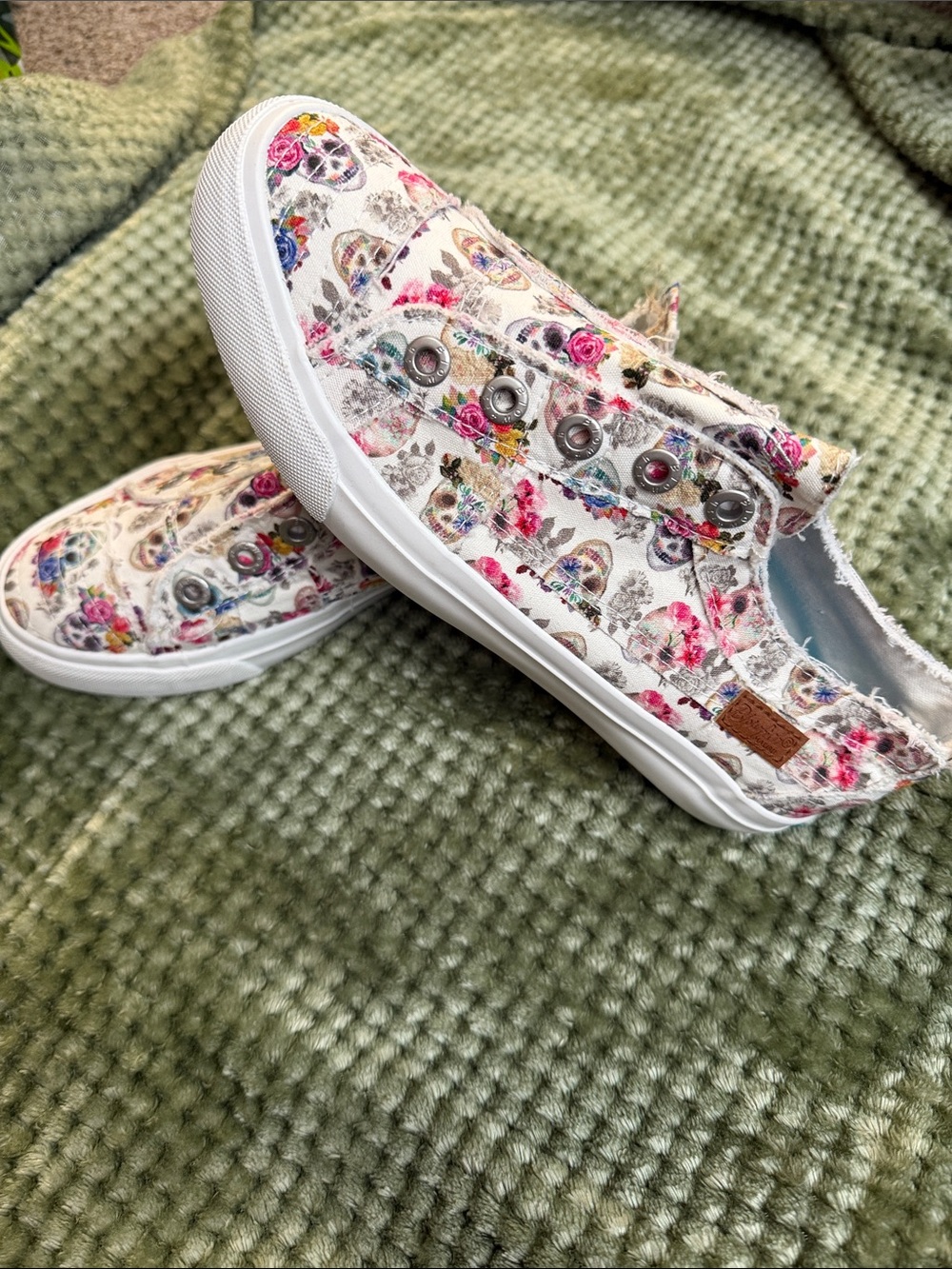 Brand new Women’s White Floral Skull Slip-On Sneakers